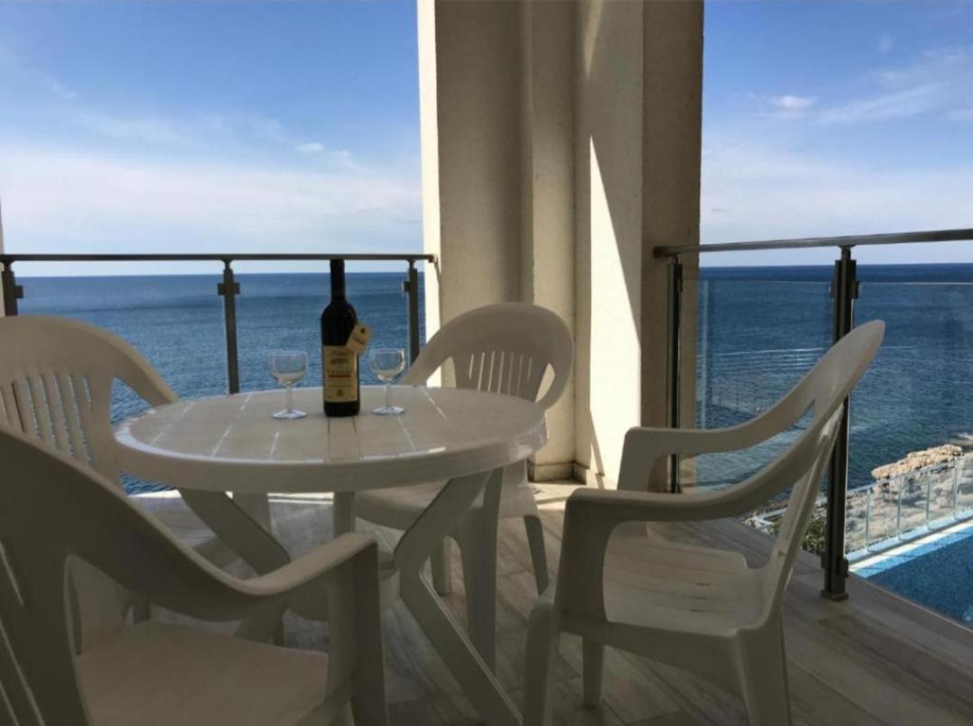 Paradise Beachfront View 1 Apartment Bar