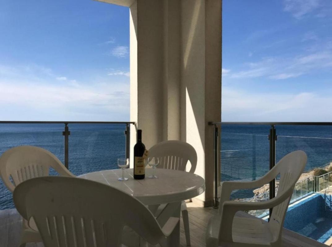 Apartment Paradise Beachfront View 1 Bar