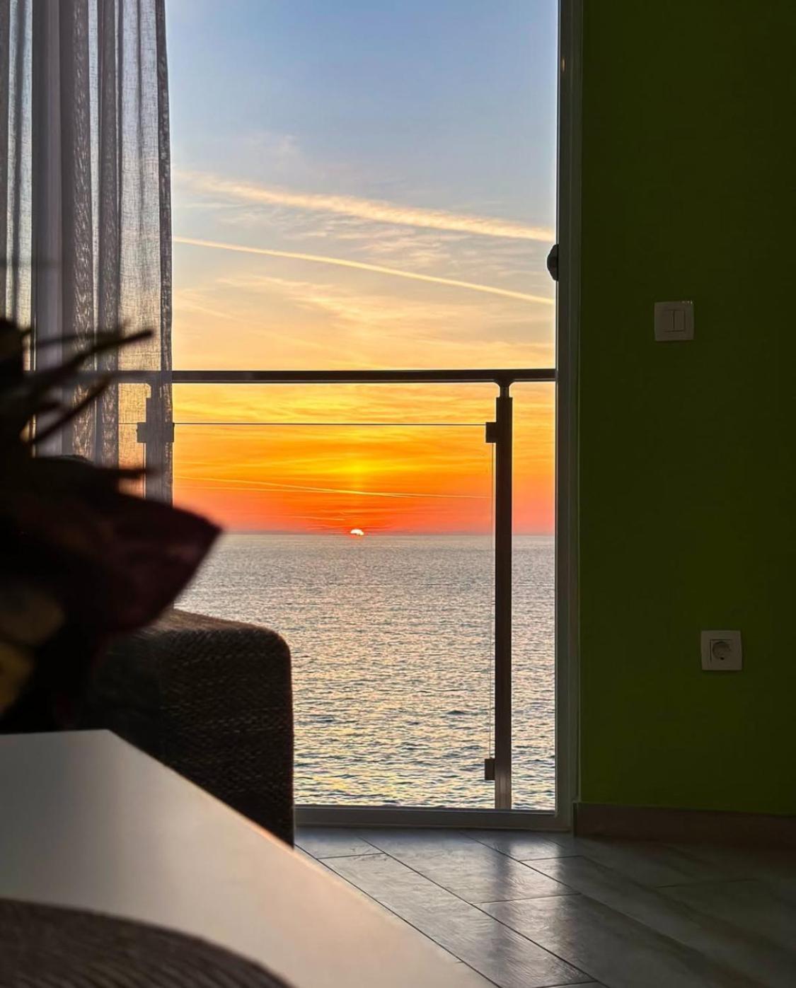 Paradise Beachfront View 1 Apartment Bar