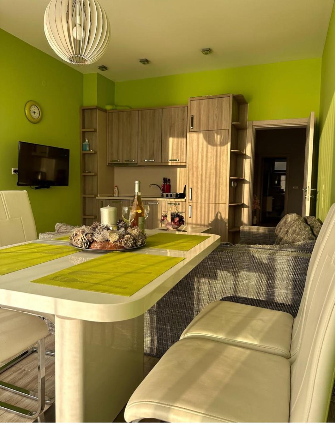 Apartment Paradise Beachfront View 1 Bar