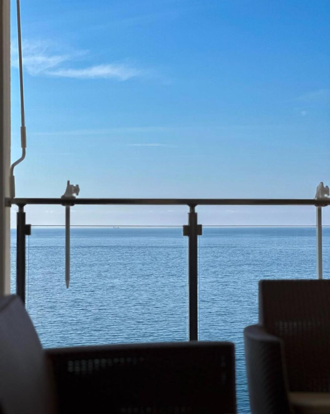 Apartment Paradise Beachfront View 1 Bar
