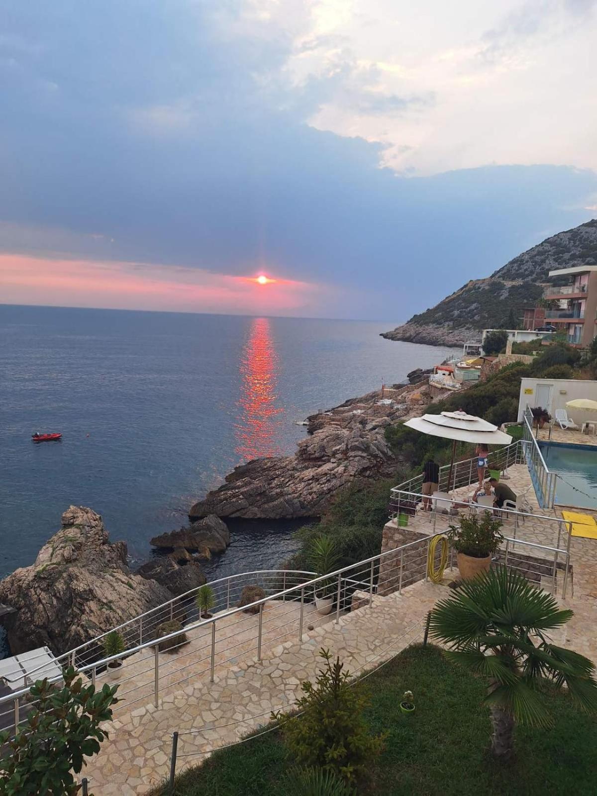 Апартаменты Paradise Beachfront View 1 Бар