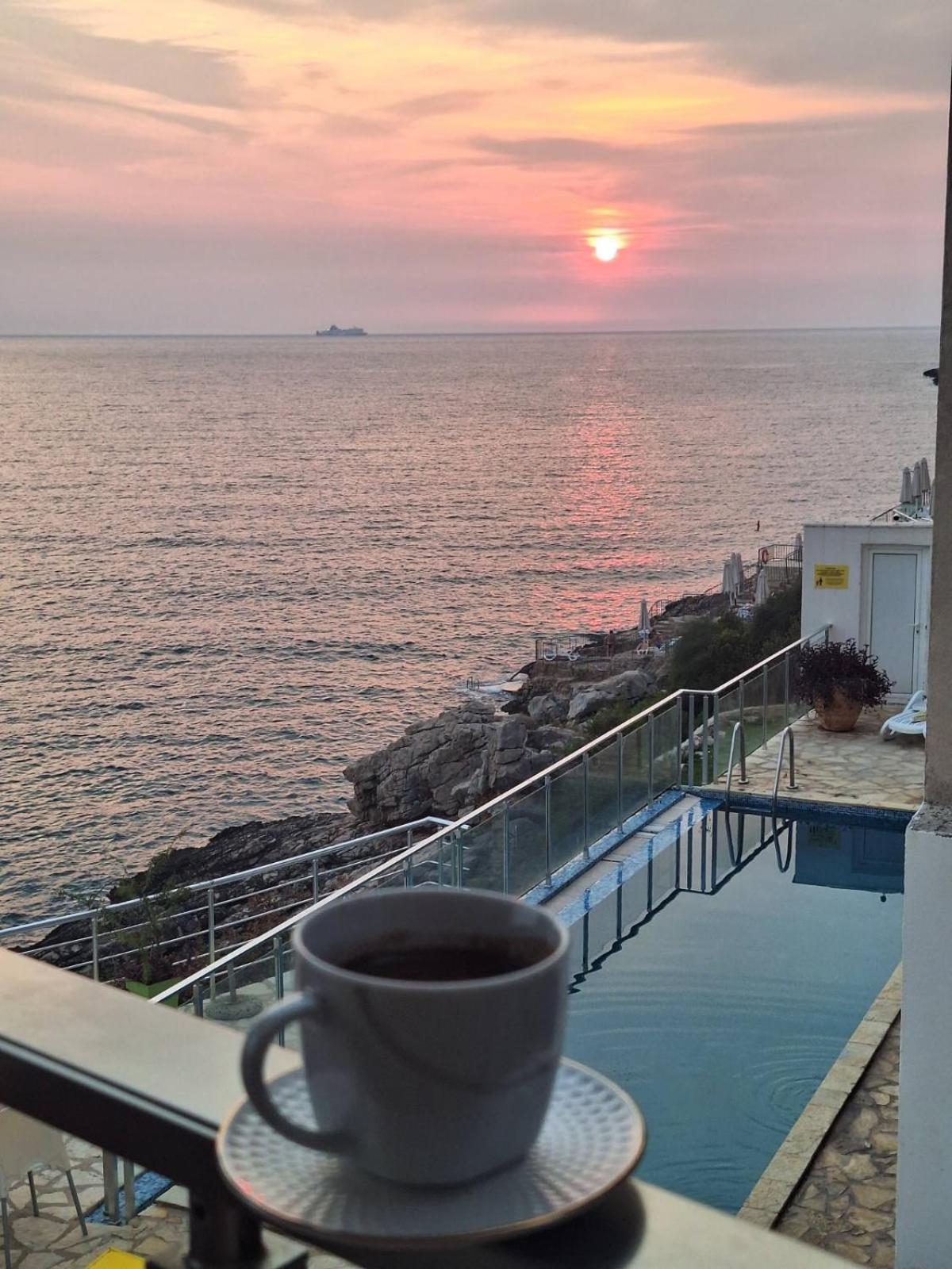 Апартаменты Paradise Beachfront View 1 Бар